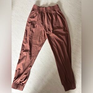 Vuori Pants Womens S Weekend Jogger Softshell Swishy Travel rust color